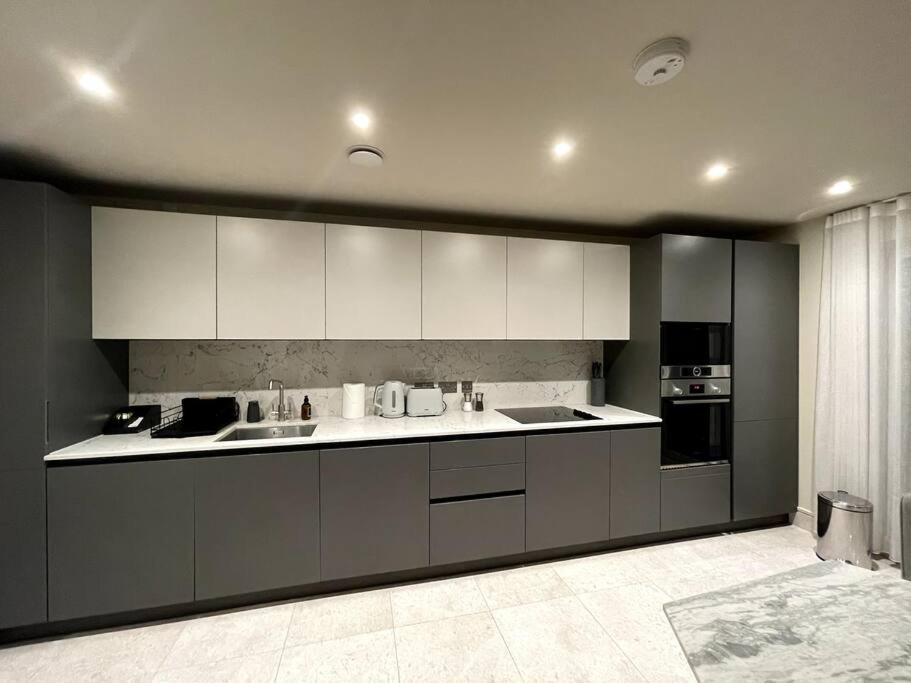 2Br Urban Vista Retreat Chcl F7 Apartman Chigwell Kültér fotó