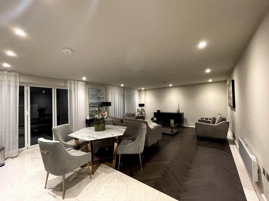 2Br Urban Vista Retreat Chcl F7 Apartman Chigwell Kültér fotó