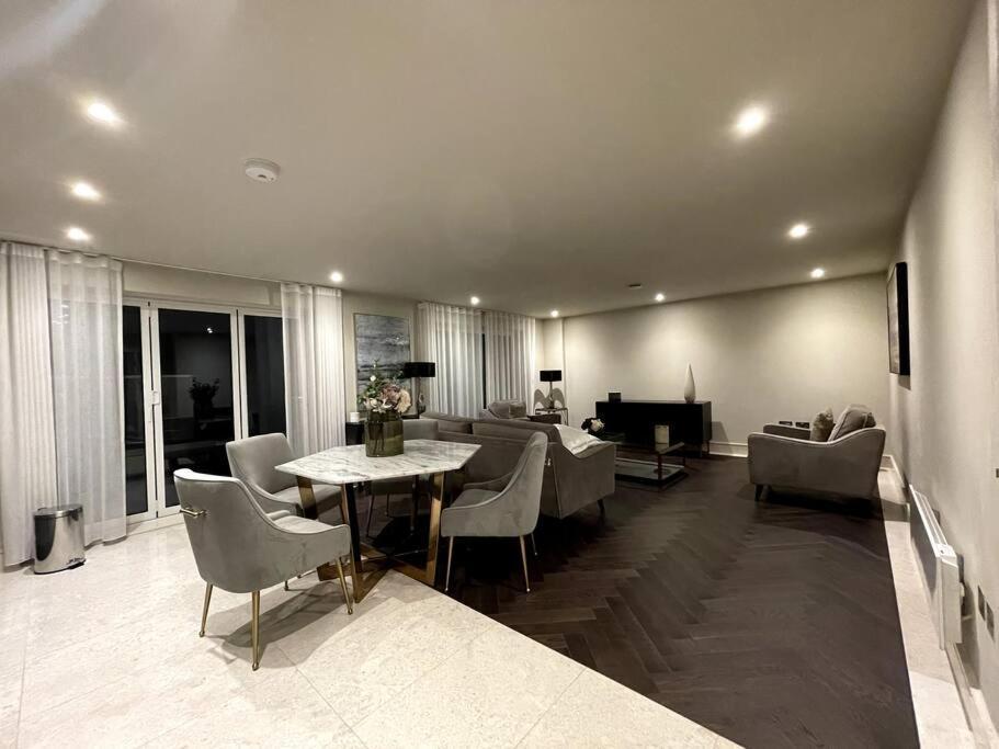 2Br Urban Vista Retreat Chcl F7 Apartman Chigwell Kültér fotó