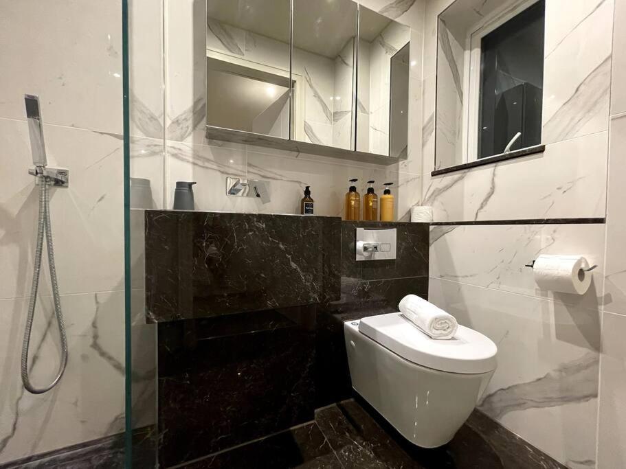 2Br Urban Vista Retreat Chcl F7 Apartman Chigwell Kültér fotó