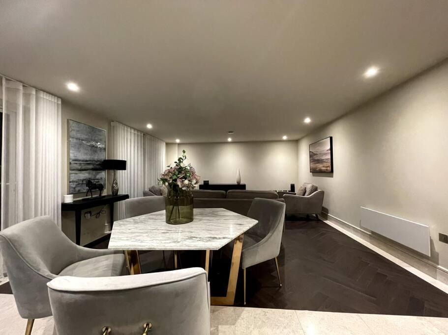 2Br Urban Vista Retreat Chcl F7 Apartman Chigwell Kültér fotó