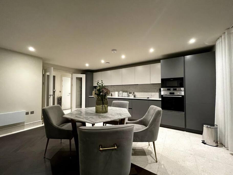 2Br Urban Vista Retreat Chcl F7 Apartman Chigwell Kültér fotó